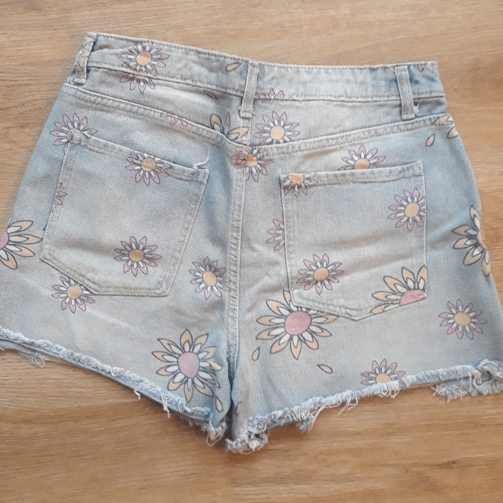 No Boundaries Daisy Distressed Jean Shorts / Junior's 9 Waist 28" Flower Shorts - Picture 14 of 14